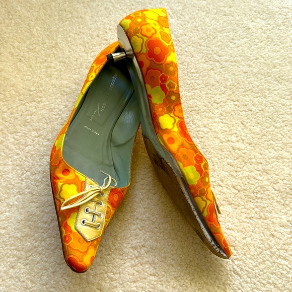 Sigerson Morrison retro Flower Power print pointy toe lace up kitten heel pumps - Picture 2 of 8